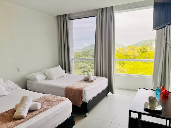 Dhomë me dy krevate dopio, televizor, ajër të kondicionuar dhe nga ballkoni mund të shijosh lindjet e diellit dhe perëndimet e ëndrrave që ofron Santa Marta