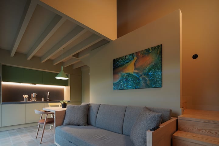 غرفة المعيشة والمطبخ.