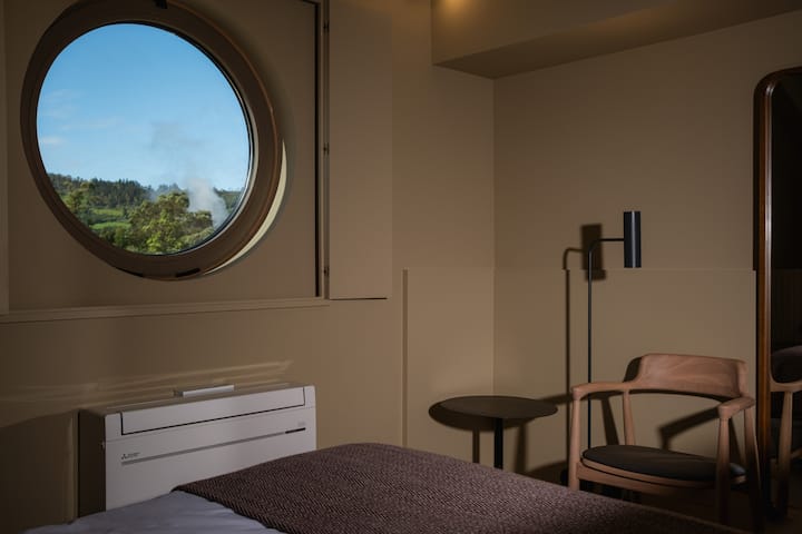 غرفة النوم (الطابق العلوي).