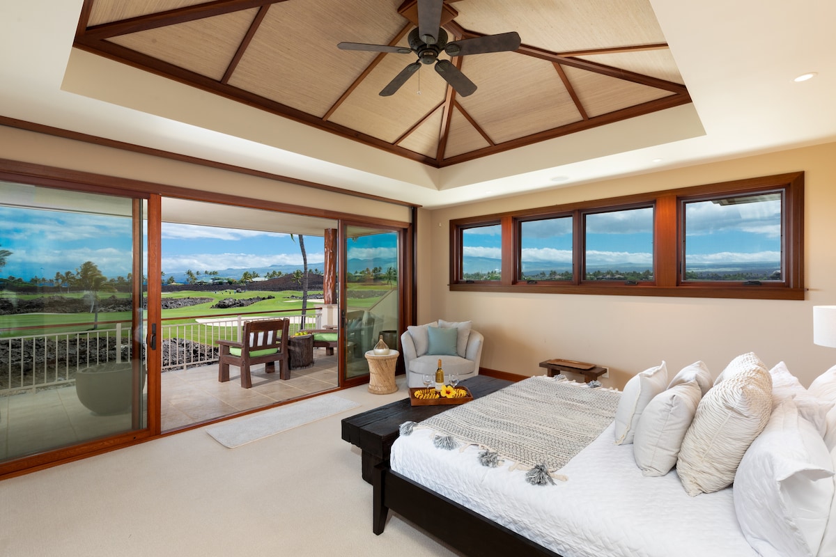 Prabangūs viršuje esantys pagrindiniai apartamentai su karališka lova ir vaizdu į vandenyną iš privataus balkono