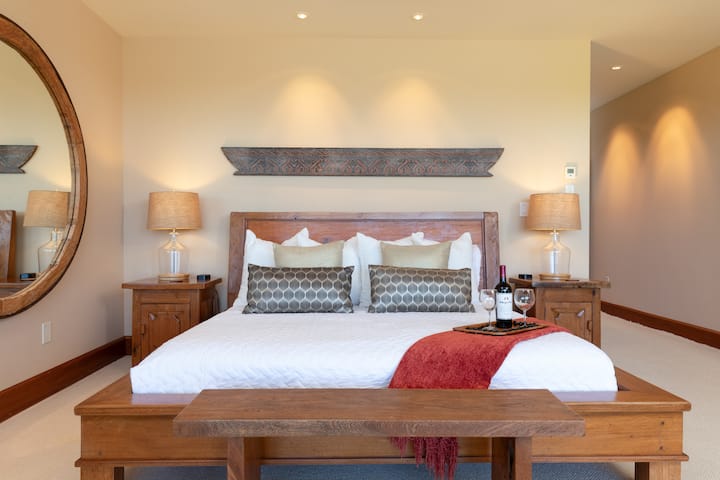 Kinq ölçülü çarpayısı və ayrıca mətbəxi olan əsas süita