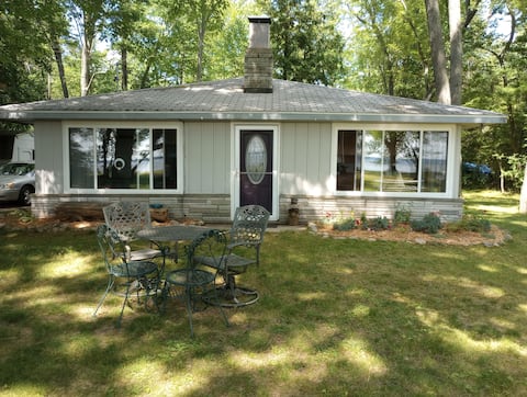 Lakefront Cottage on
Private, Spacious Property!