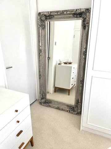 Colourful English Flat with Sunny Outside Terrace gallery image 4