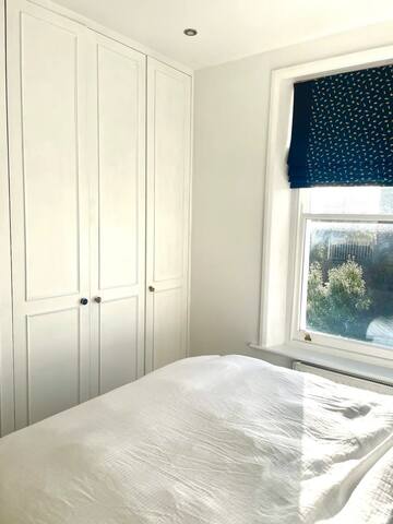 Colourful English Flat with Sunny Outside Terrace gallery image 3