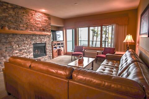 Lakefront Condo: Pool, Hot Tub, Deck, Fireplaces