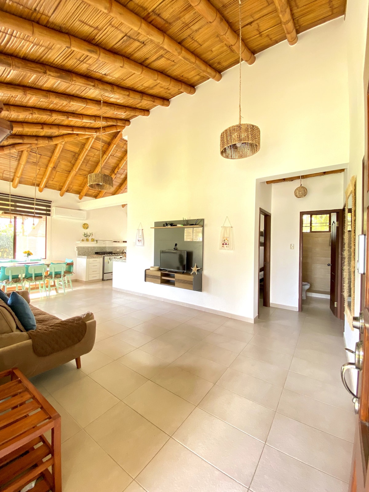 סלון מרווח ומואר עם ספה וטלוויזיה, עם חלונות גדולים המאפשרים שפע של אור שמש ויוצרים אווירה חמה ונעימה. התחברו בנוחות עם החללים האחרים.