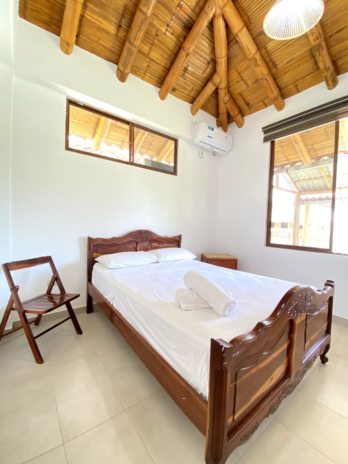 חדר ראשי עם חדר רחצה פרטי וחלונות גדולים. הוא מציע שירותים בסיסיים לאורח, כמו מיזוג אוויר, מאוורר, מצעים ללא רבב, תריסים, מגירות ועוד. מקום נוח לנוח בו במהלך השהייה.