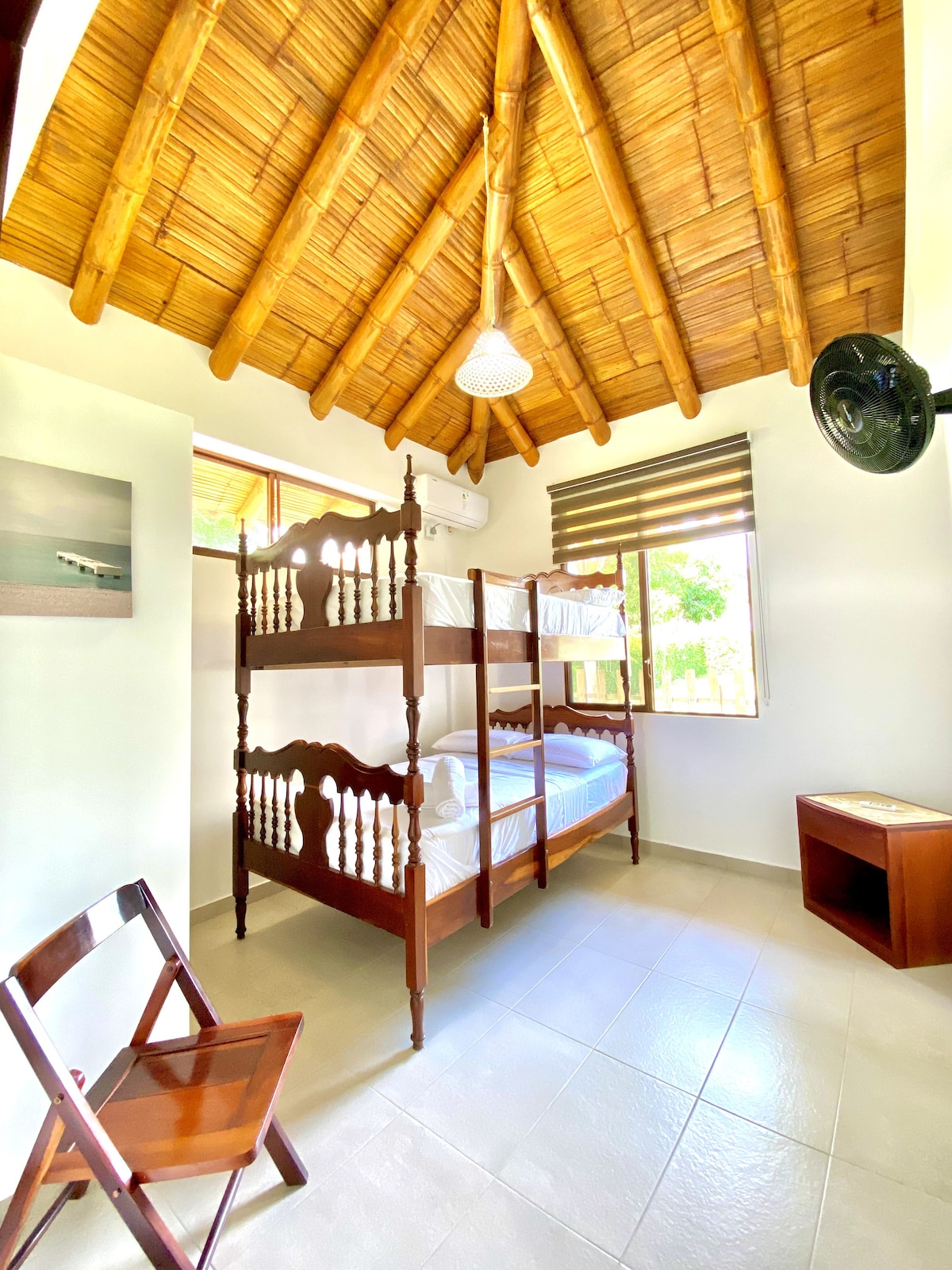 חדר שני עם מיטת קומותיים וחלונות גדולים. הוא מציע שירותים בסיסיים לאורח, כמו מיזוג אוויר, מאוורר, מצעים ללא רבב, תריסים, מגירות ועוד. מקום נוח לנוח בו במהלך השהייה.