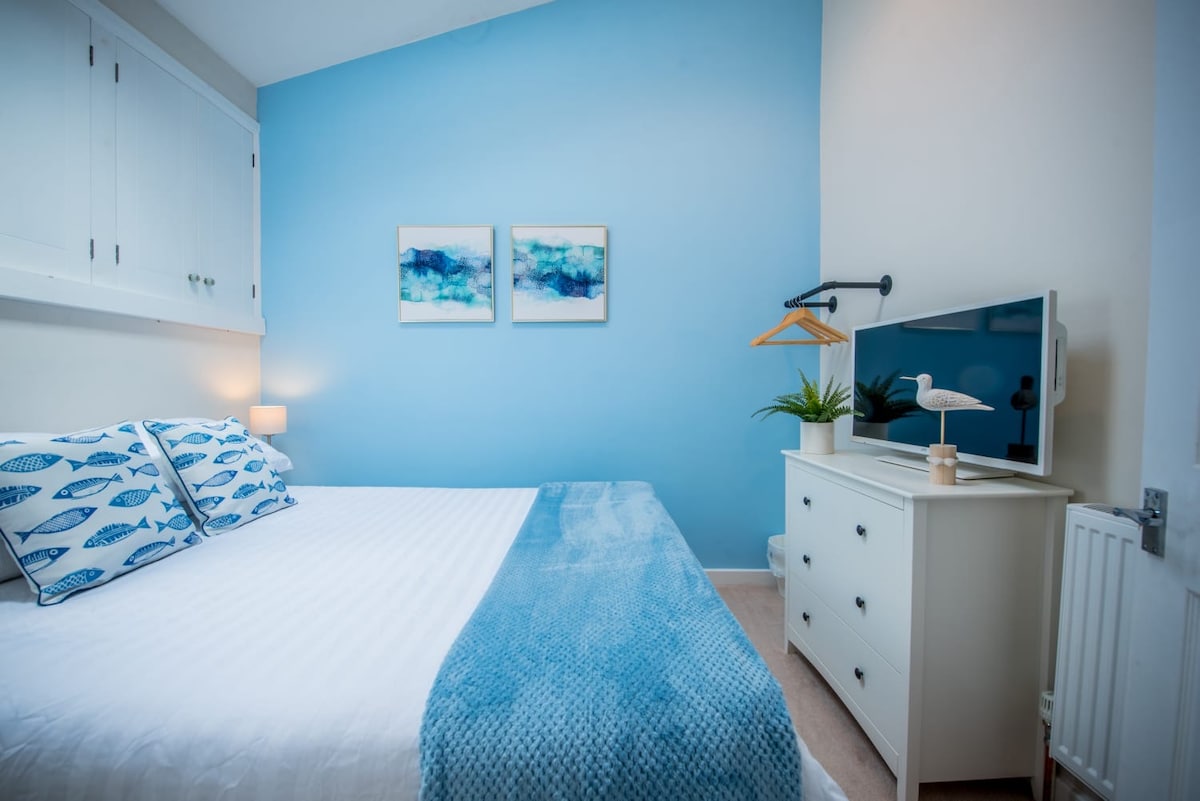 მოინახულეთ შუა საძინებელი, სადაც ორი ადგილიანი საწოლია მეხსიერების ეფექტის მქონე მატრასით, რომელიც იდეალურია დასასვენებლად დატვირთული დღის შემდეგ. უყურეთ DVD‑ს ტელევიზორში, გადაიტანეთ თქვენი ნივთები უჯრებში ან დაკიდეთ ტანსაცმელი საკიდზე. Თავს ისე იგრძნობთ, როგორც საკუთარ სახლში. 