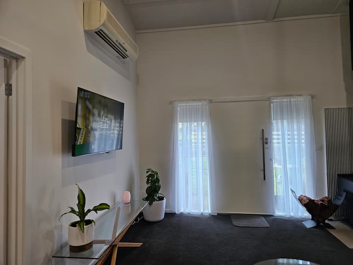 Entire Modern Moriac Guesthouse. - Geelong