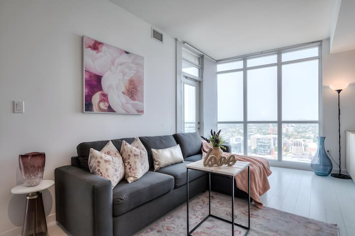 Luxury Condo|Downtown Core|Free Parking|Sleeps 6
