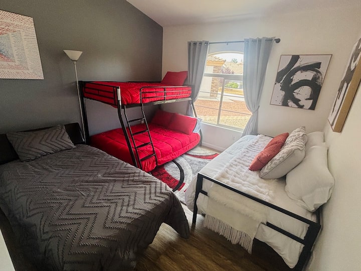 Dhoma e gjumit të vizitorëve #2 
-(krevati ka pjesën e poshtme të plotë, binjakun e sipërm)
-Krevat dopio i veçuar
-Ottoman që tërheq një binjak