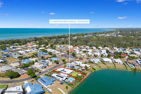 Water's Edge Retreat - On the Lake & walk to beach