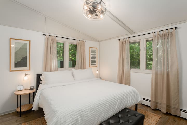 King-sized bed, TV, dresser & closet.