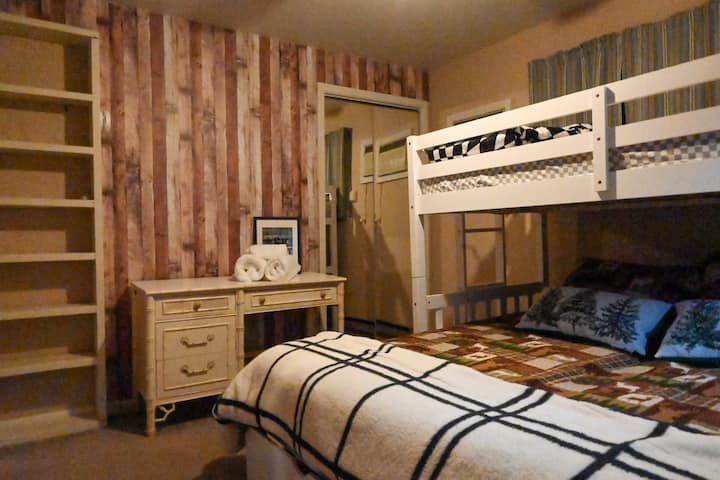 Спалня на основния етаж - 2 отделни легла над двойно легло