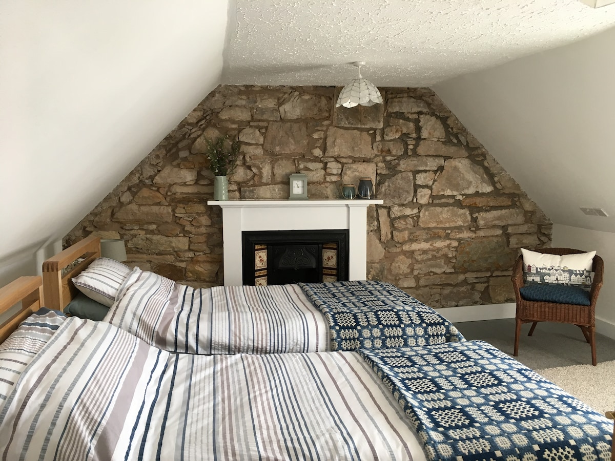 Двокреветна соба 2 единечни кревети од 3 стапки. Кревет на склопување „Z“ погоден за младо лице и детско креветче, исто така достапен на барање нема дополнителни трошоци.