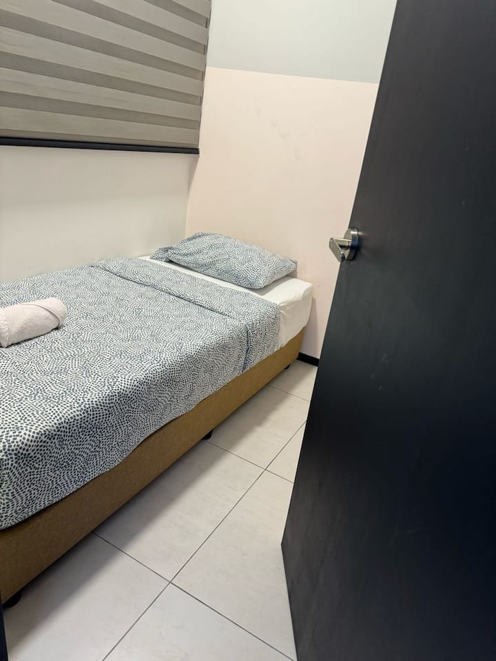 3 spavaće sobe, 2 kupaonice, 2 bračna kreveta, 3 jednostruka kreveta, 2 madraca na podu, 9 – 12 osoba,