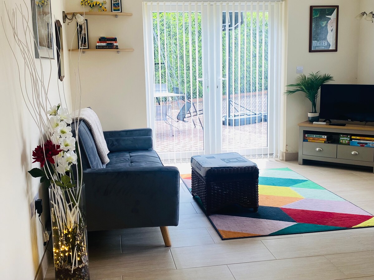 Top Airbnb: Bungalow next to Country Park in Central Swindon South