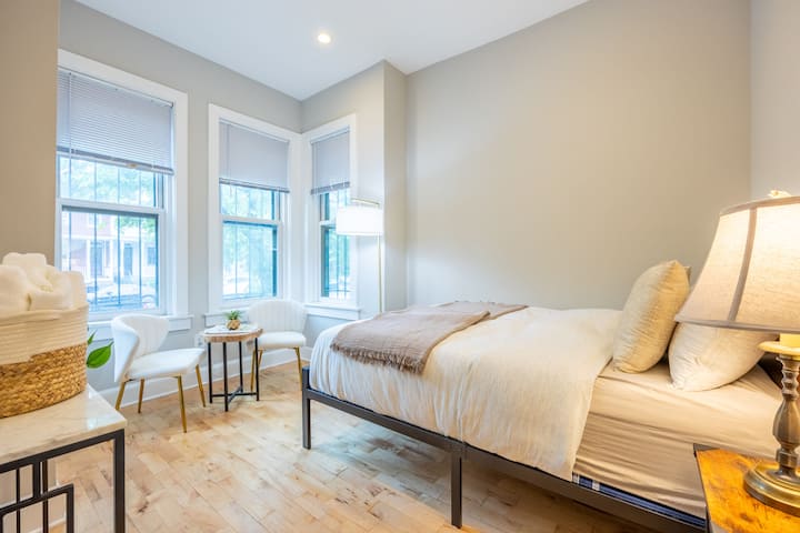 Habitación luminosa con grandes ventanales que iluminan el espacio bajo la luz natural, creando un ambiente cálido y acogedor.