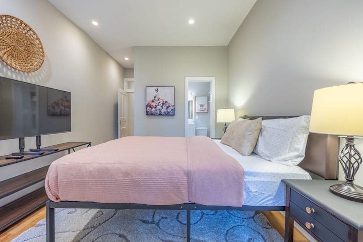 Acogedor y acogedor con una cama rosa tamaño queen, iluminación suave y acceso directo al baño privado y un patio soleado. Las opciones de entretenimiento incluyen un televisor inteligente de 58 pulgadas.