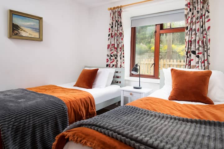 Dvokrevetna soba s luksuznom posteljinom, sjenilom za zamračivanje, zavjesama i velikom komodom. Sa stražnje strane objekta nalazi se jedan prozor.