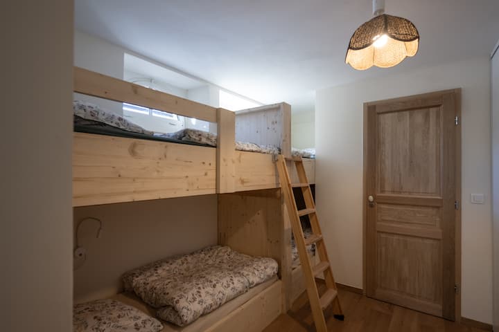 Slaapzaal met 4 bedden + 1 in een aangrenzende ruimte. Ingebouwde badkamer en toilet.