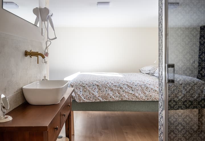 Begane grond slaapkamer met doucheruimte