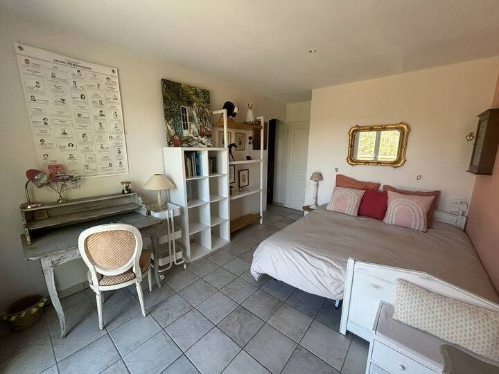 Spálňa s jednolôžkom alebo manželskou posteľou. 2 lôžka, ktoré treba pripevniť alebo nie, podľa vášho výberu. 
Južná/južná orientácia s prístupom na veľkú terasu spoločnú so spálňou 2. Bohatý úložný priestor a pripojená šatňa.