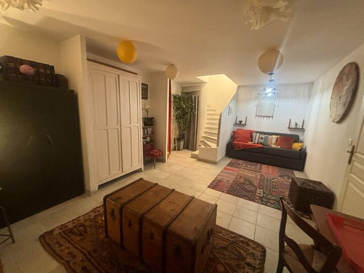 Veľká spálňa v suteréne s oknom.
Dvojitá rozkladacia pohovka 140 cm, veľmi dobré spanie. TV. Možná herňa. Bohatý úložný a závesný priestor.