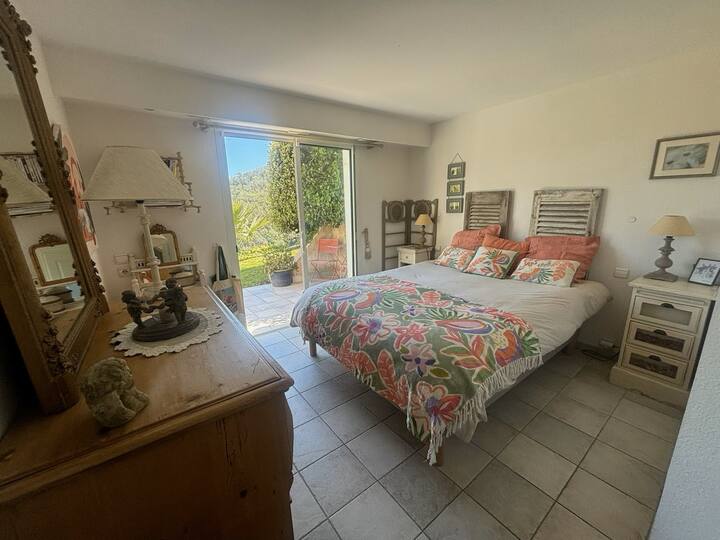 South/SE facing master bedroom, queen size bed 160cm with ensuite bathroom. Početné skrinky a šatník. Veľmi pekná terasa, kde si môžete vychutnať slnečné raňajky alebo relaxovať. Otvorený výhľad na rovinu a hory. 