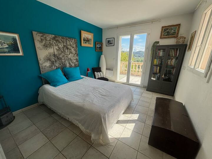 Veľká spálňa s manželskou posteľou 140 cm, orientovaná na juh/SE. Veľký posuvný šatník a šatník. Veľká zariadená terasa, spoločná so spálňou 3. 