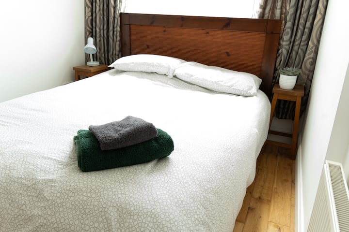 Kitanda kikubwa kisicho na ngazi. Mlango wa kuingia kando ya mlango wa mbele. 