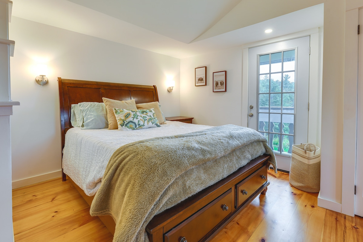 Cama tamaño queen con baño privado y balcón Julieta con vistas al valle