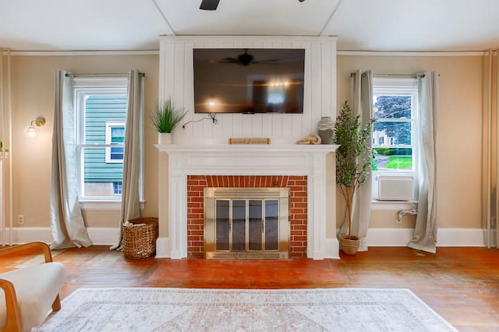 Vintage Vineyard Cottage: Cozy Getaway, King Beds - Geneva, NY