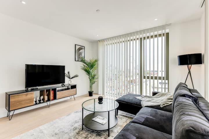 The Khalifa - One Bed Luxury Apt - Stratford