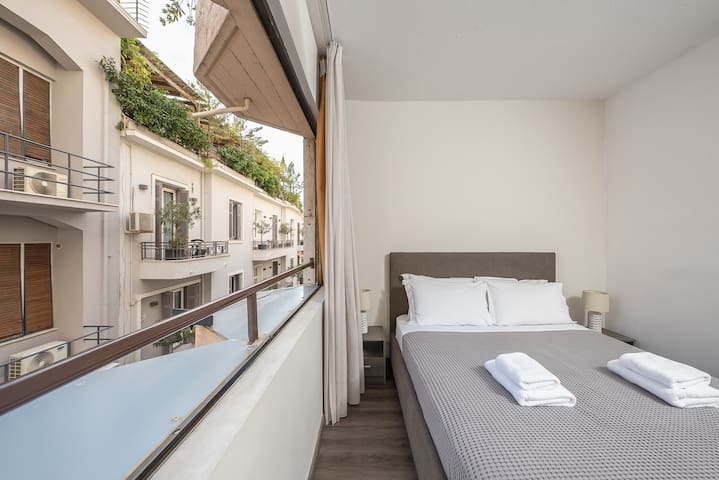 Apartment Steps From Historic Center Plaka