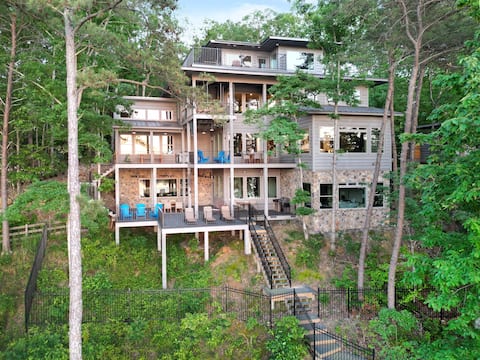 New! Stunning Treetop Mansion on Smith Lake