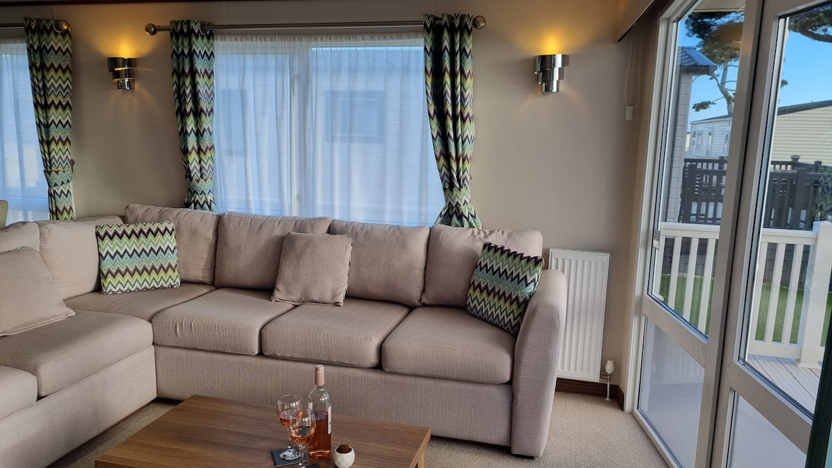 Popular Airbnb listing: Pretty 'Seaside Lodge’ Hoburne Naish Nr New Forest in New Milton