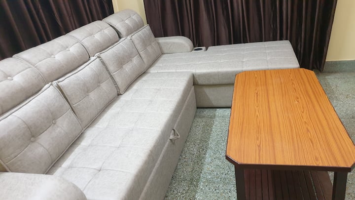 Დივანი ცენტრალური მაგიდით. Ორ ადამიანს შეუძლია დაძინება ან დასვენება.