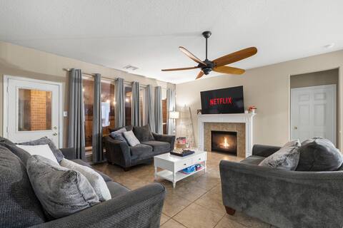 Extended Stay/ King Bed +Game Room +2nd Livingroom