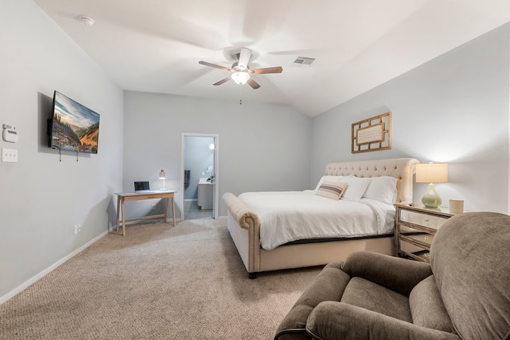 Amplio dormitorio principal ubicado en la planta principal con baño privado. 
✨Cama King
Reclinador ✨ extragrande 
TV ✨ inteligente
Espejo de tamaño ✨ completo 
✨Cortinas opacas