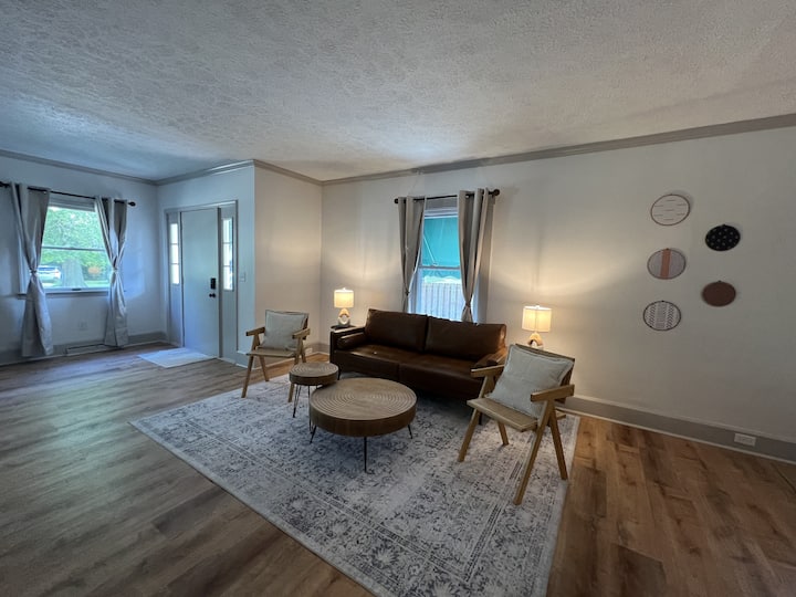 Charming Home Walking Distance To Main Street! - Lisbon