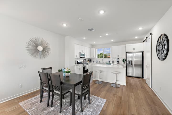 4 Bedroom/3.5 Bath Oc Beauty Mins From Beach - San Clemente, CA