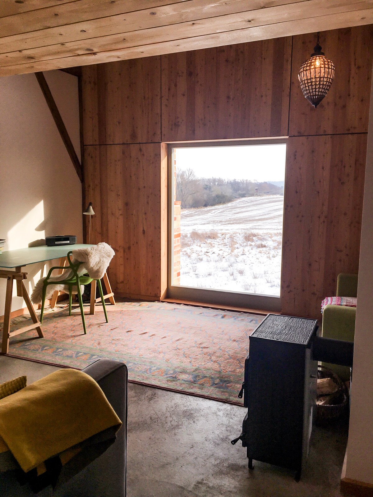 Панорамски прозорец на стан со тераса во дневната соба 