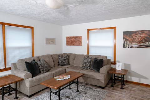 Walk to coffee, wine & brews. Close to GOTL/Spire