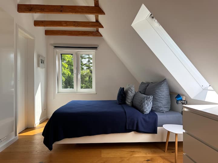 El segundo dormitorio tiene un baño en suite. La cama es de 160 cm de ancho y la vista sale al gran jardín y los campos.
