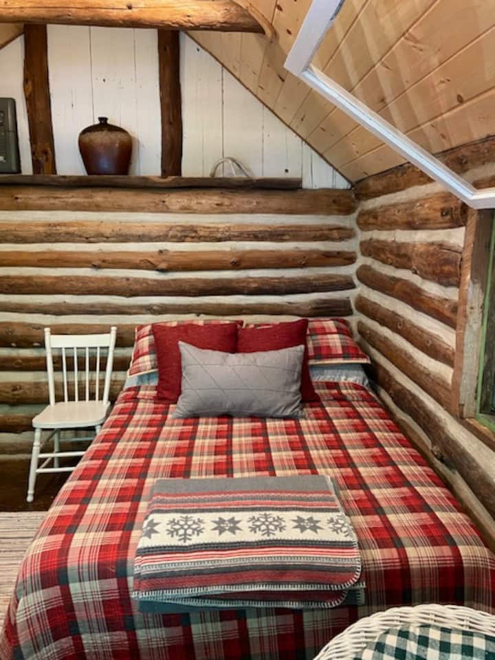 床是双人床，配备优质床垫。 包括干净的床上用品。