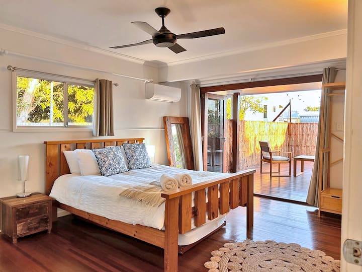 Vila Paus Dua - Prapa, dhoma kryesore e gjumit, krevati dopio "queen" i zbukuruar me çarçafë luksozë cilësorë. Dyert me dy palosje hapen në verandën e pasme, e cila është plotësisht e rrethuar me gardh. Krevati me rrota është i disponueshëm sipas kërkesës për krevate më të vegjël.