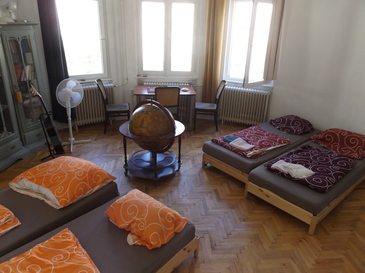 4 camas de 80 cm de ancho, que se pueden colocar una encima de la otra si es necesario