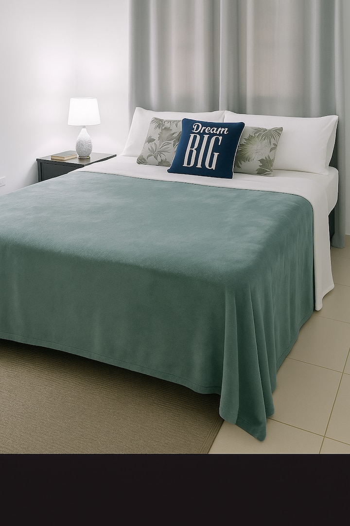 Oddýchnite si v upokojujúcej manželskej posteli s čiernymi závesmi, príjemným osvetlením pri posteli a vankúšmi s výrazným dizajnom „Dream Big“. Ideálne miesto na odpočinok po dlhom dni. Útulná pohovka poskytuje flexibilné miesto na sedenie, kde si môžete oddýchnuť alebo pracovať.